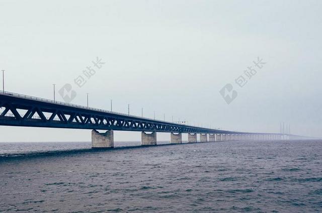 建筑简约海上大桥背景图片