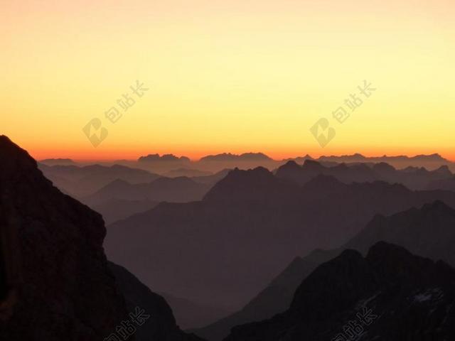 阿尔卑斯山全景图日出高山景观背景图片