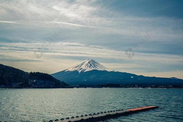 自然风景天边的富士山和海边的码头背景图片