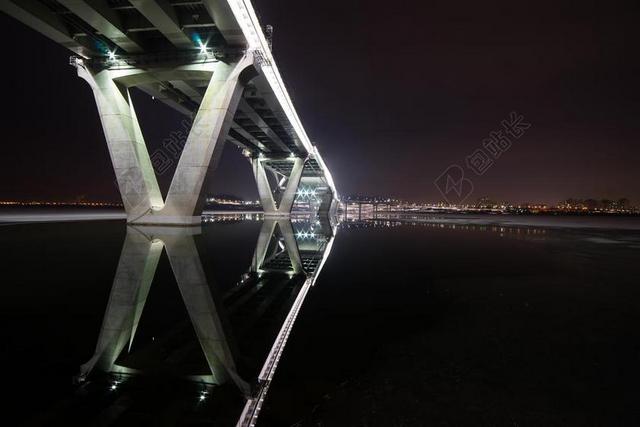 建筑夜景夜晚的大桥和湖面的倒影背景图片