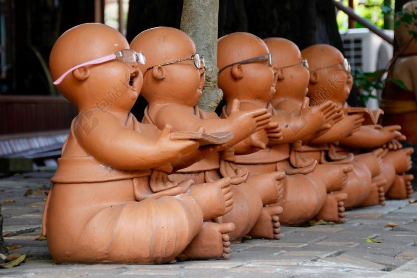 雕塑街头棕色的泥像背景图片