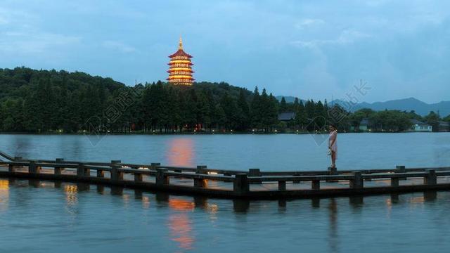 蓝色旅游自然清新杭州西湖长桥公园附近的夜景风景照背景图片