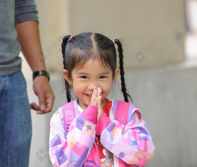 摄影简约小学生祷告背景图片