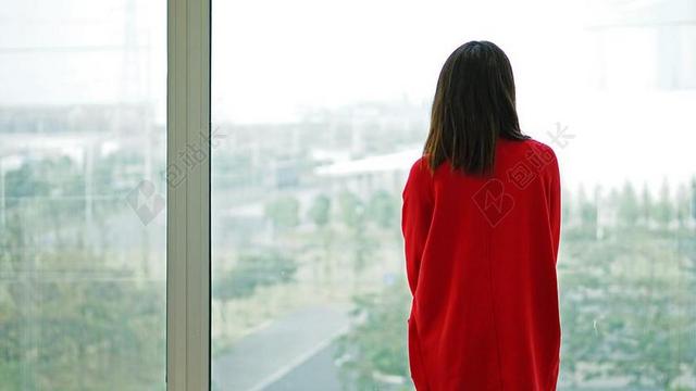 红色人背影窗前的红衣少女背景图片