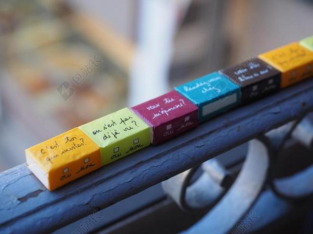食物扶手上的彩色糖果背景图片
