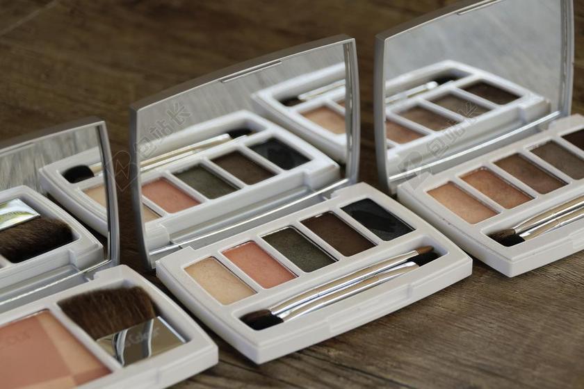 物品桌子上的粉底盒和镜子背景图片