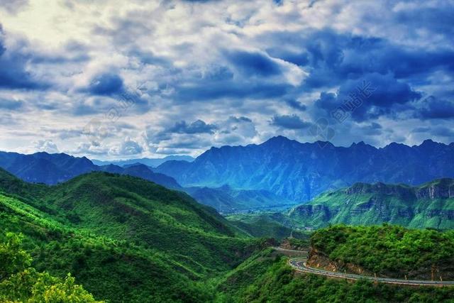 交通阴天下的山间公路背景图片