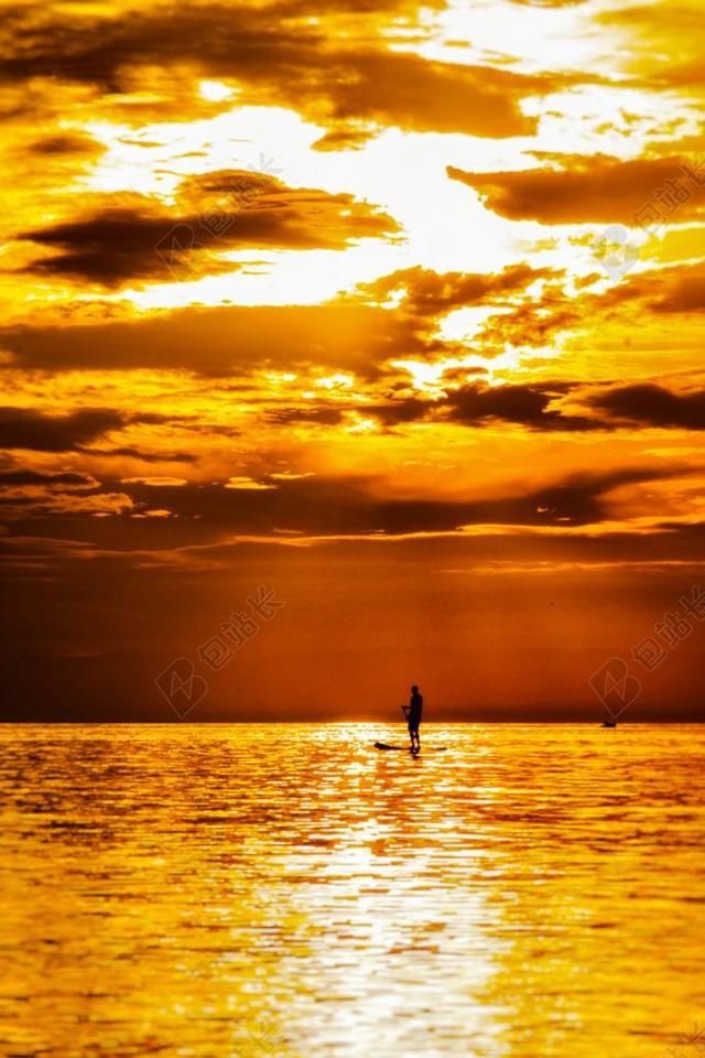 PADDLEBOARDING 海洋 运动 水 天空 云 日落