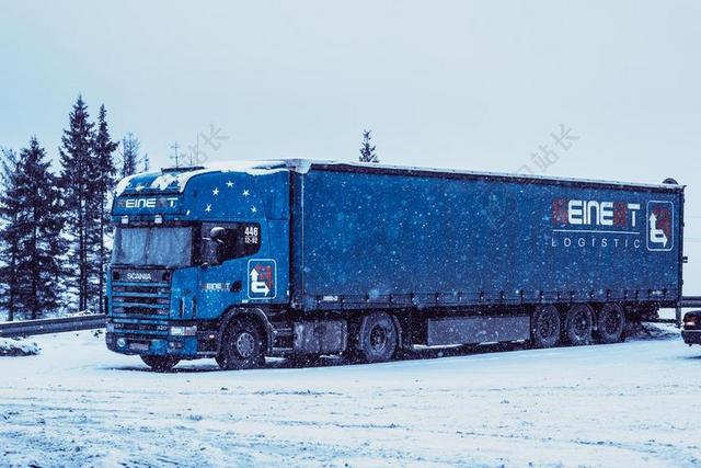 平底船 卡车司机 路 冬季 雪 白 蓝色的天空 汽车