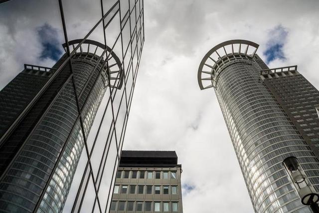 建筑景观高楼玻璃外墙上的倒影背景图片