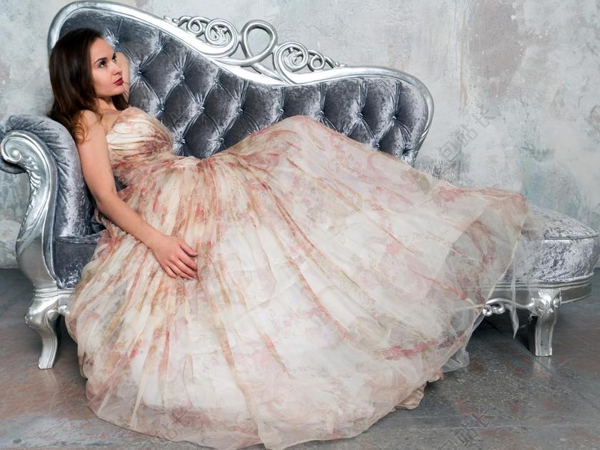 摄影清新躺在沙发上的女子背景图片