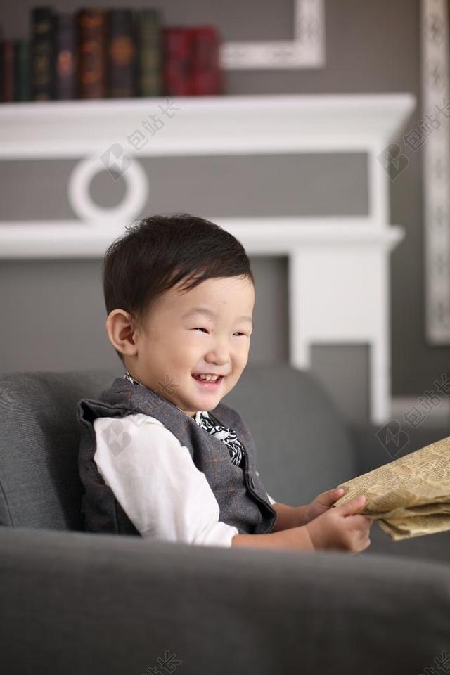 摄影唯美小男孩微笑背景图片
