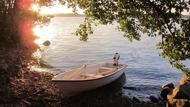 船 系泊 芦苇 海滩上的石头 湖 芬兰 黄昏 日落 夏天
