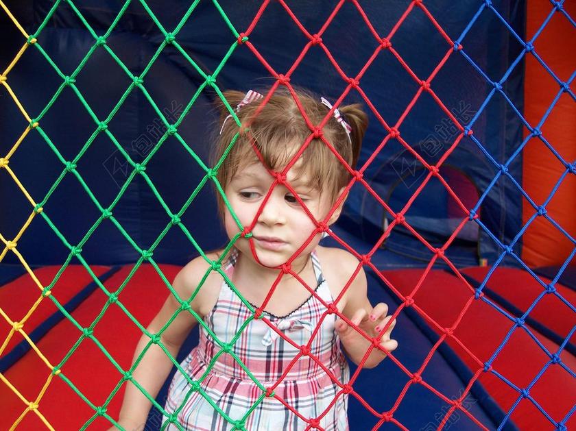 彩色人可爱彩色网后的女孩背景图片