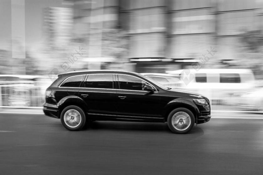 黑白汽车飞驰的黑色轿车背景图片