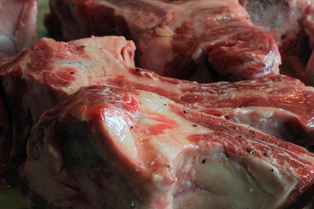 食物特写红色的新鲜肉排背景图片