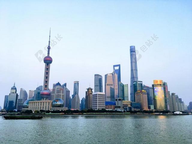 彩色建筑现代气派上海滩边的建筑群旅游景点建筑城市风景