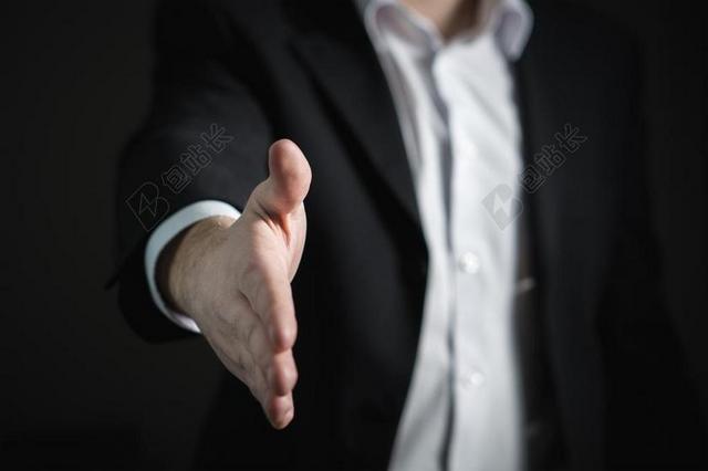 灰黑商务人士严肃慎重伸手握手合作手势图片