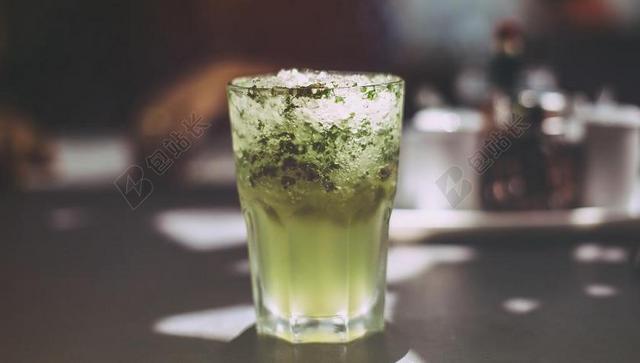 喝 冰 绿色 玻璃 玻璃 茶点 夏天 苏打水 鸡尾酒 冷