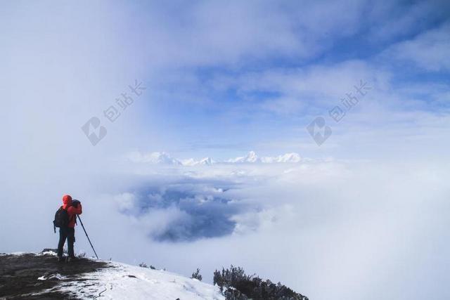 人物风景雪山山坡上的探险者背景图片