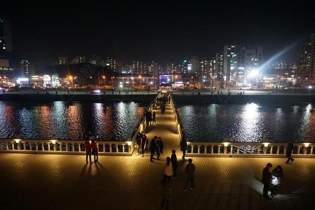 人物休闲夜晚岸上的游客背景图片
