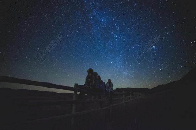 人物观察星空的青年背景图片