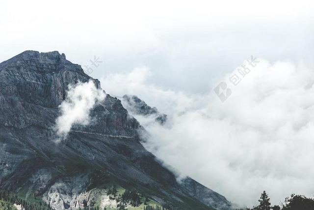 黑色自然景观黑色的山峰和云雾背景图片