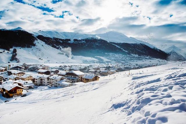 意大利 村 镇 白云岩 山 冬天 雪 景观 景区 滑雪场
