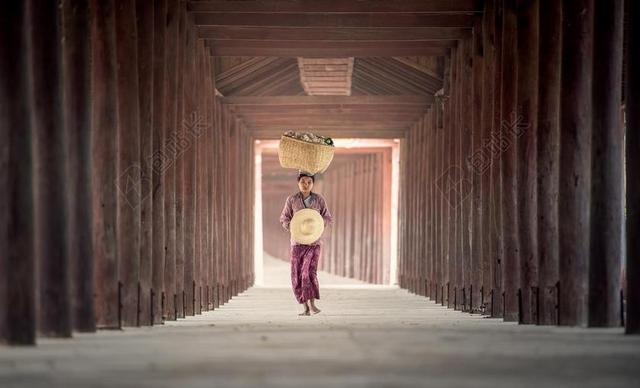 人物肖像头顶货物的女人背景图片
