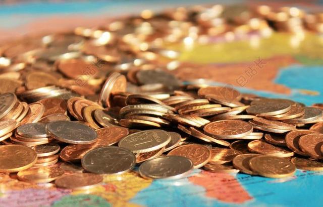 金融地图上的金属硬币背景图片