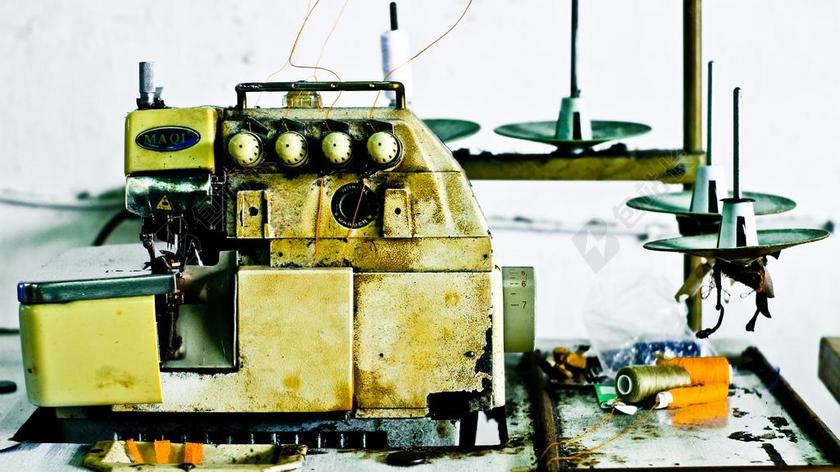 机械老旧的缝衣机背景图片
