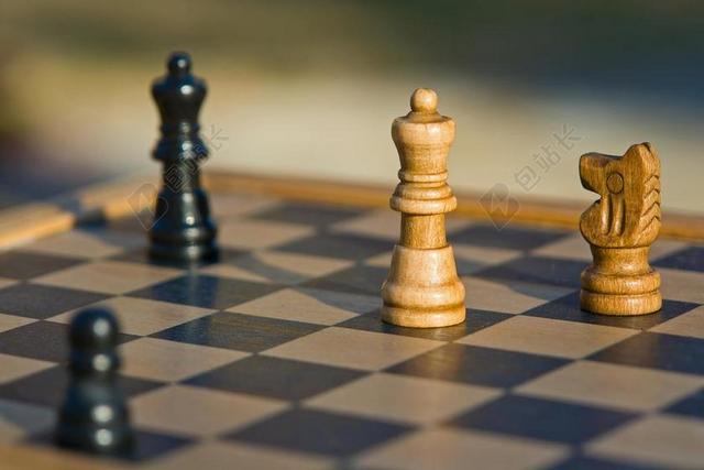 物品特写棋盘上的黑色和黄色棋子背景图片