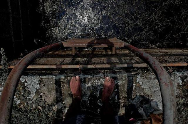 池 弃 双脚 氧化 污垢 索莱达 被遗弃 荒凉 隐喻 符号