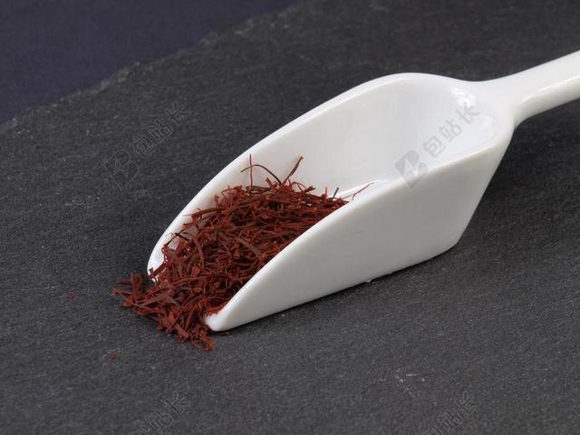 食物白色茶勺中的茶叶背景图片