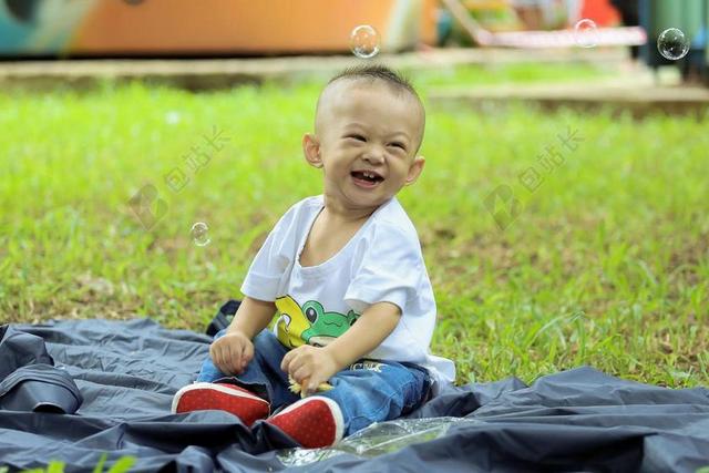 VUI彩 丛VIEN 孩子 玩 区胫 公园 肥皂泡