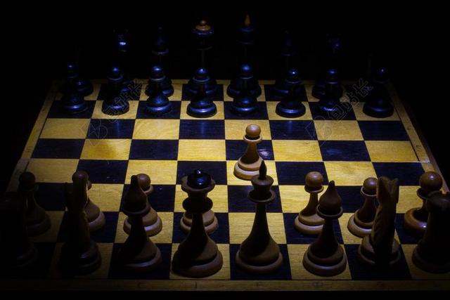 物品休闲棋盘上的黑色和黄色棋子背景图片