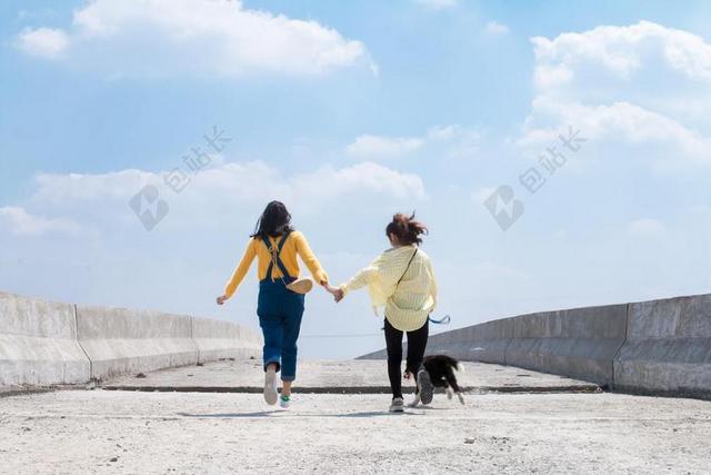 人物开心桥上奔跑的少女背景图片