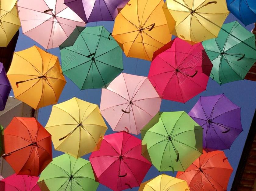 广告时尚排列的雨伞背景图片