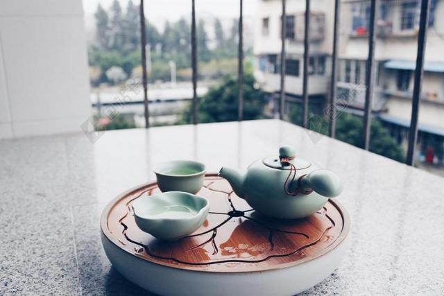 餐具窗台的复古茶具背景图片