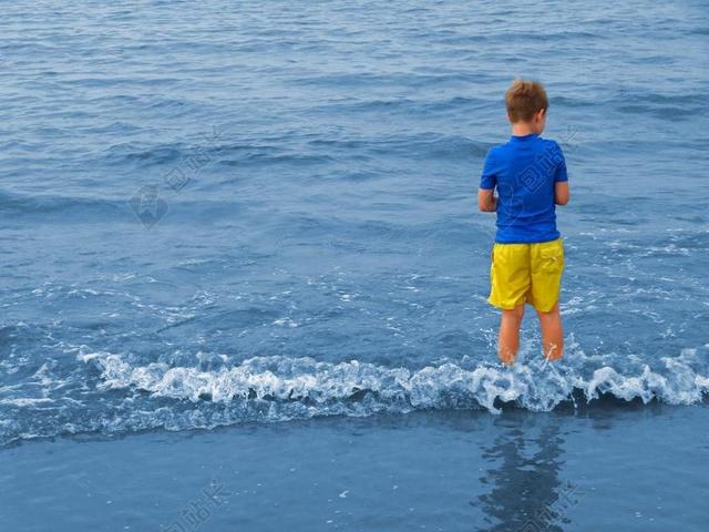 男孩 海 波 水 蓝色 孩子 脚 北海 假期 游泳
