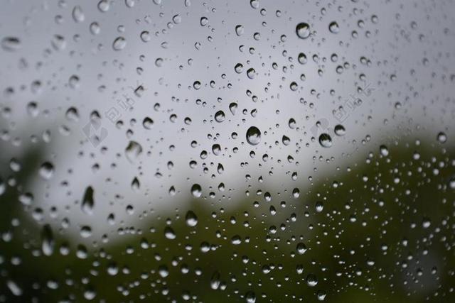 摄影清新雨后玻璃雨滴背景图片