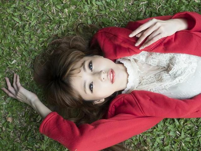 草地 人像 大學生 年轻女子 说谎 亚洲 面对