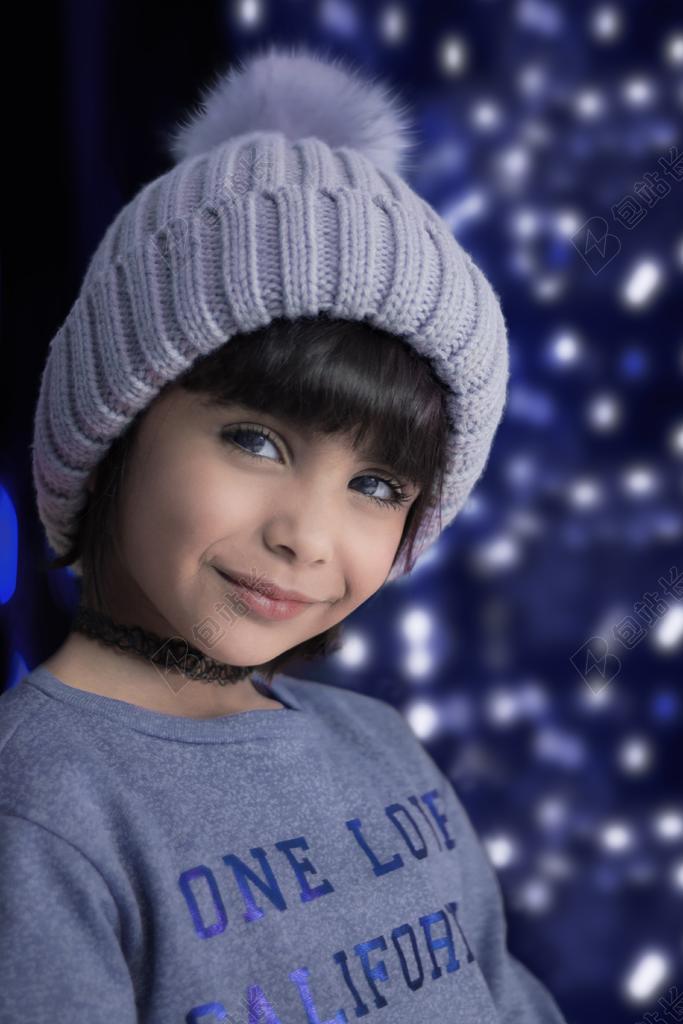 人物可爱戴帽子微笑的女孩背景图片