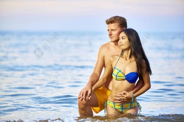 旅游自然海上的比基尼夫妇背景图片