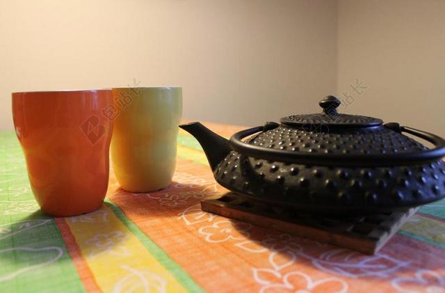 彩黑物品纹理黑色茶壶和彩色茶杯背景图片