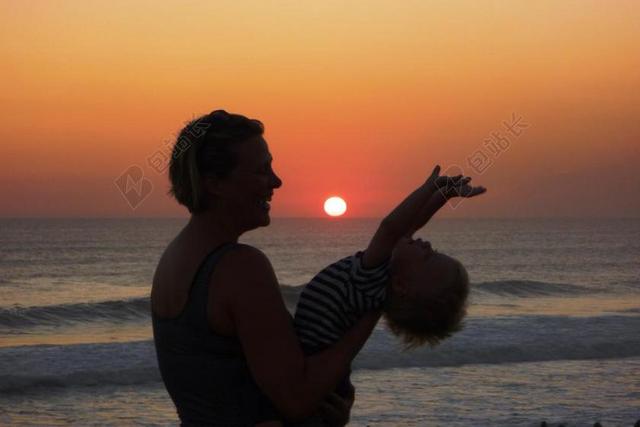 金色人温馨金色夕阳和母子背景图片