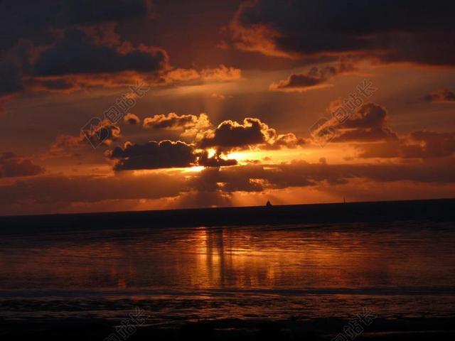 日落 太阳 阳光 火球 落山的太阳 夕阳 余辉 傍晚的天空