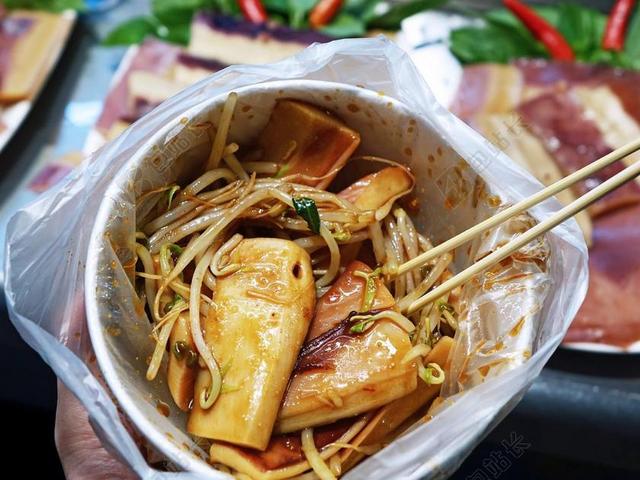 台湾 豆芽花枝 街头食品 豆芽儿 鱿鱼 中国 小吃 煮熟的