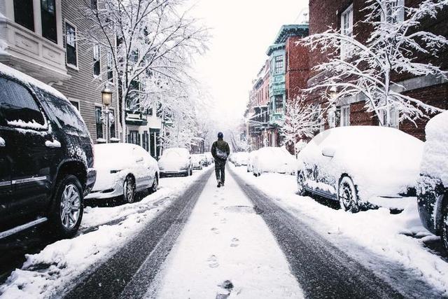 冬天 大雪覆盖的街道 冻结 雪 1 月