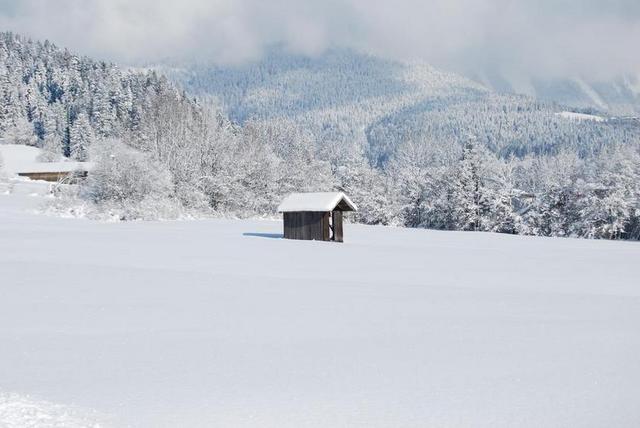 旅游自然温特斯白雪覆盖木屋背景图片